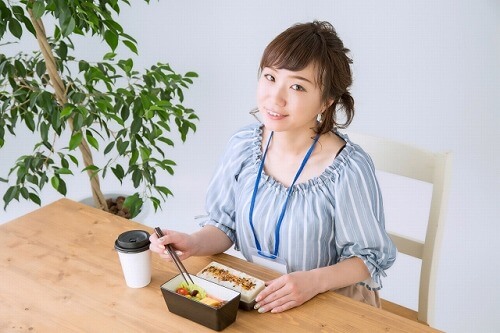 自家製弁当を食べる女性