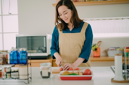 自炊する女性