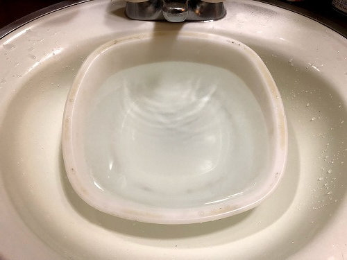水がくまれてた洗面器