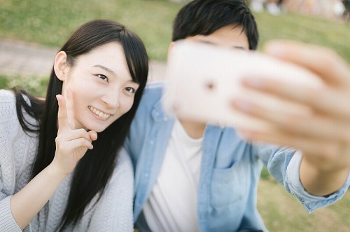 写真撮影を楽しむカップル