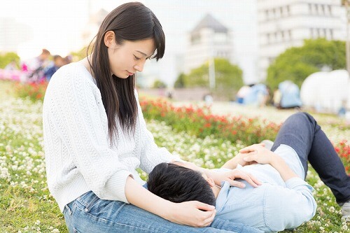 公園デートを楽しむカップル