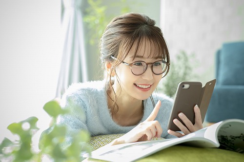 雑誌読み放題サービスを利用する女性