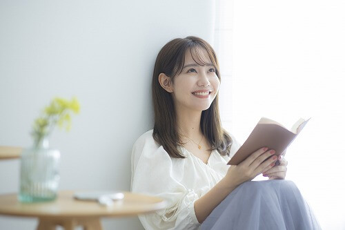 読書を楽しむ女性