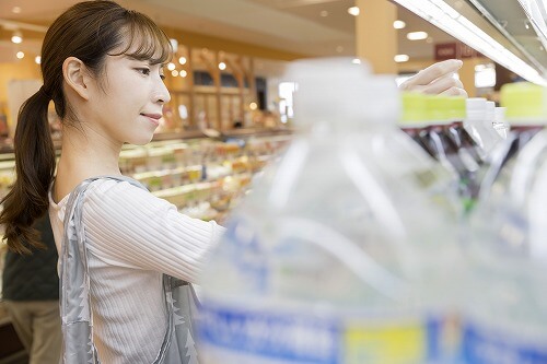 スーパーで販売中の水